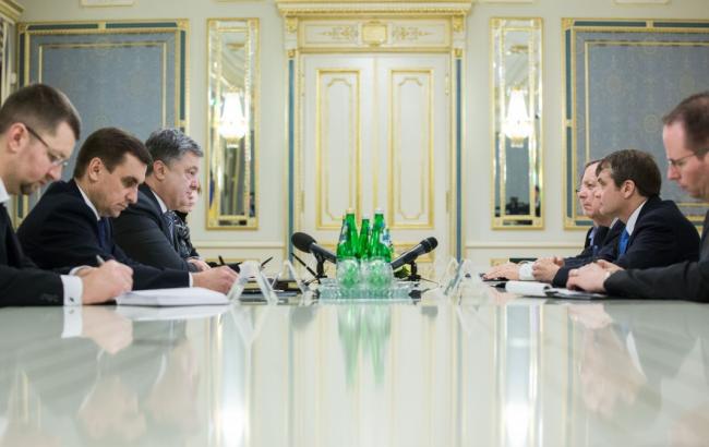 Порошенко обсудил с представителями Конгресса США усиление санкций против РФ