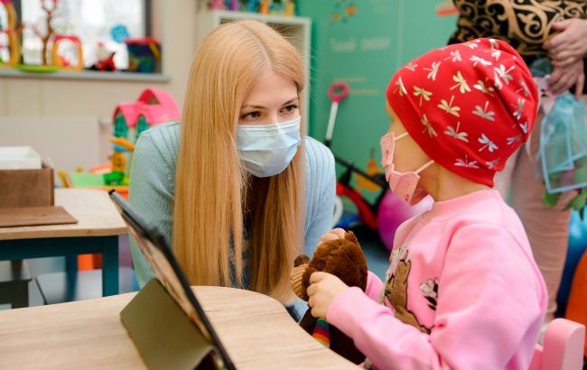 Зірки "плюсів" допомогли маленькій дівчинці, яка втратила зір, і зворушили вчинком (фото)