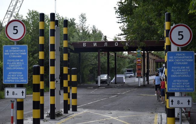 На Закарпатті подружжя намагалося вивезти брендової "ювелірки" на 15 мільйонів. Їх затримали