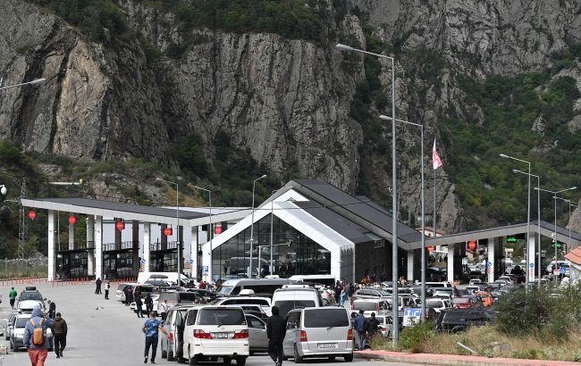 Грузія перевела КПП на особливий режим, а Росія пригнала на кордон БТР із військовими