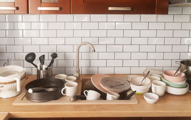 Не залишайте брудний посуд в раковині на ніч. Ось чому