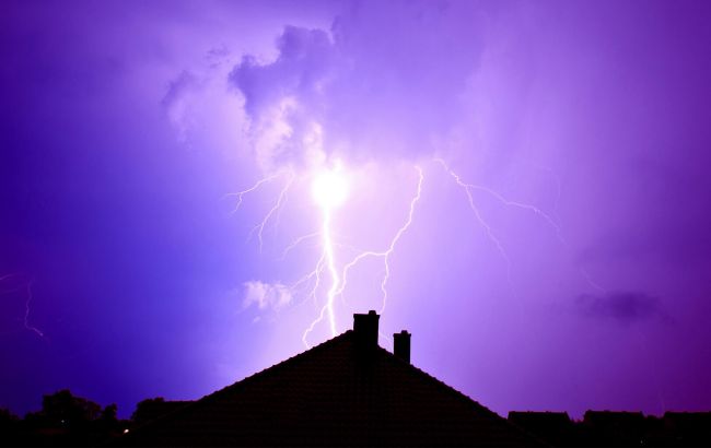 Как шаровые молнии наделали беды в домах украинцев: 5 реальных историй (видео)