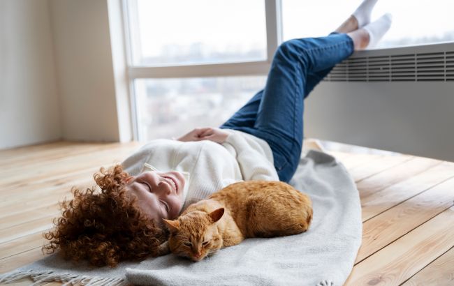 Як кішки вибирають з ким спати, і що хочуть цим "сказати" насправді