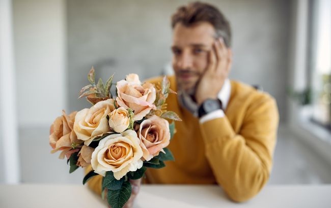 Ось чому чоловік не дарує жінці квіти та подарунки: список найчастіших причин