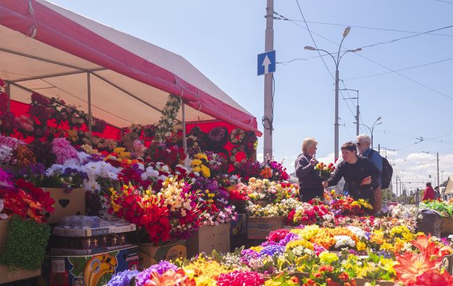 Можно ли нести искусственные цветы на кладбище: четкий ответ священника