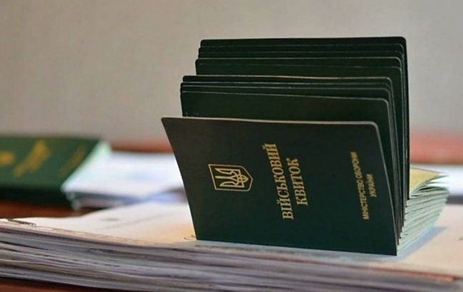 Підроблені довідки та медогляд за кордоном. Журналісти зʼясували нові деталі виїзду Романа "Джокера" Кравця