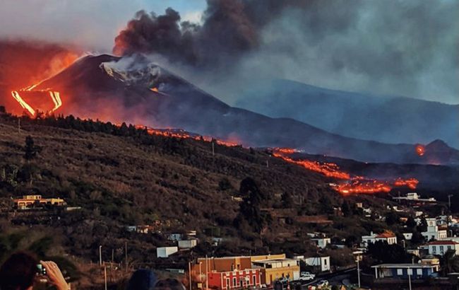 У вулкана на Канарах открылись новые жерла. Есть угроза для населения