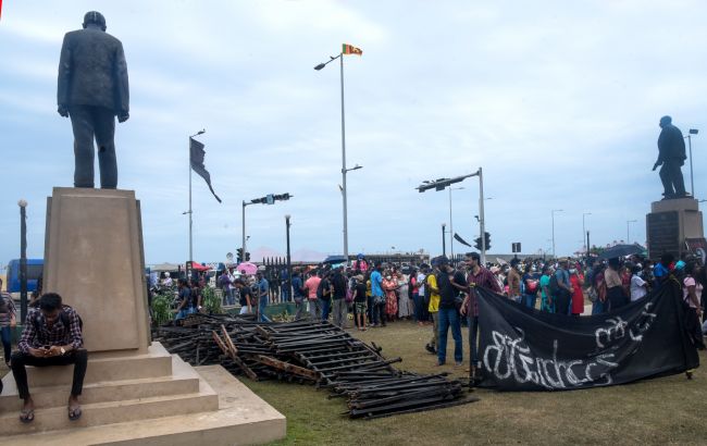 Президент Шри-Ланки после протестов покинул страну на самолете Ан-32