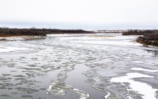 Лодка попала в ледяную ловушку на Днепре: как спасали людей в новогоднюю ночь (фото)