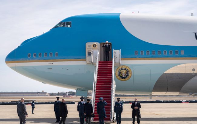 Борт номер один. На чому президент США прилетів до кордону з Україною