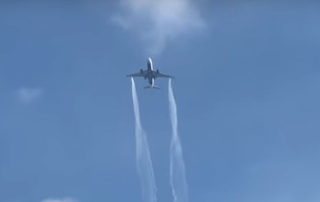 В США самолет сбросил топливо на несколько начальных школ, десятки пострадавших