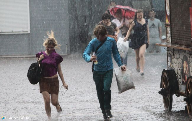 В Киеве прошел мощный ливень с градом: непогода снесла билборд и повредила автомобили (видео)