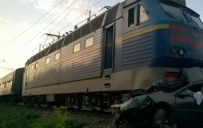 Под Киевом автомобиль попал под поезд, есть погибшие