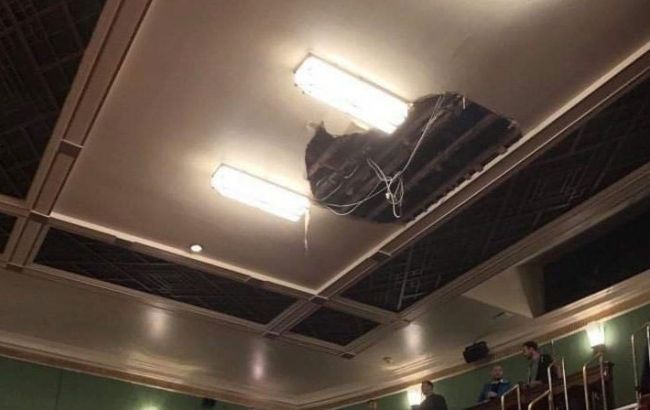 В лондонском театре во время спектакля на зрителей упала часть потолка