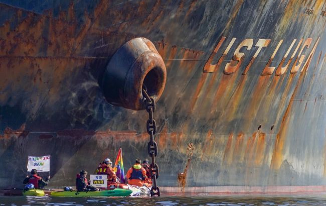 Санкції США почали діяти: танкер з російською нафтою розвернувся дорогою до Індії