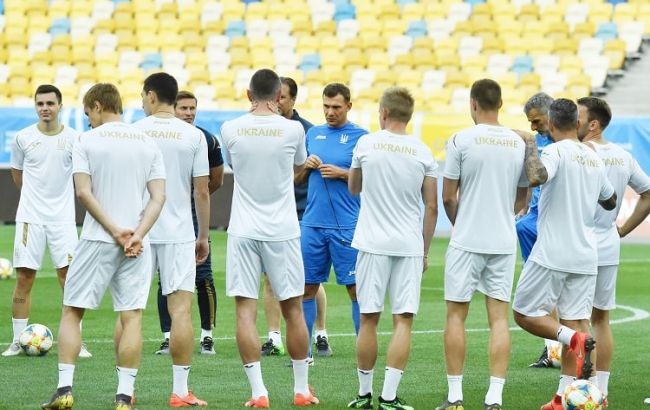 Сборная Украины проведет тренировку на искусственном поле