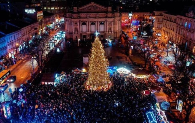 Вместо верхушки противотанковый еж. Во Львове уже засияла главная елка города (фото)