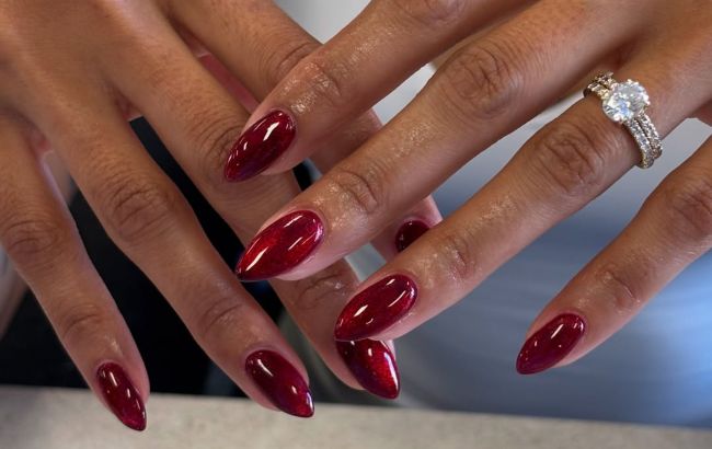 Цей колір манікюру завжди виглядає дорого: дружина Усика і колишня Остапчука задають тренди