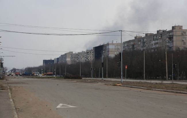 Чули три вибухи. В окупованому Маріуполі "бавовна", є прильоти, - мерія