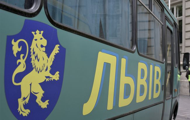 Скандал під час хвилини мовчання: у Львові водія автобуса звільнили за зневагу до захисників