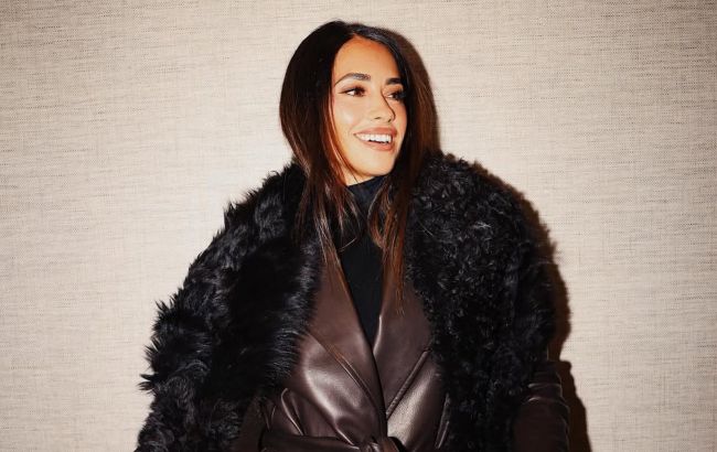 Зимовий стиль дружини Мессі: шкіряний тренч і шарф з екохутра