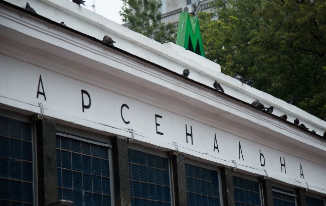 Екстремельний спуск велосипедом у метро Києва: шалене відео, що розбурхало українцев