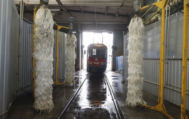 У Дніпрі для миття трамваїв почали використовувати повторно очищену воду