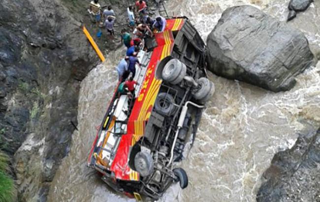 В Индии микроавтобус упал в пропасть: есть погибшие