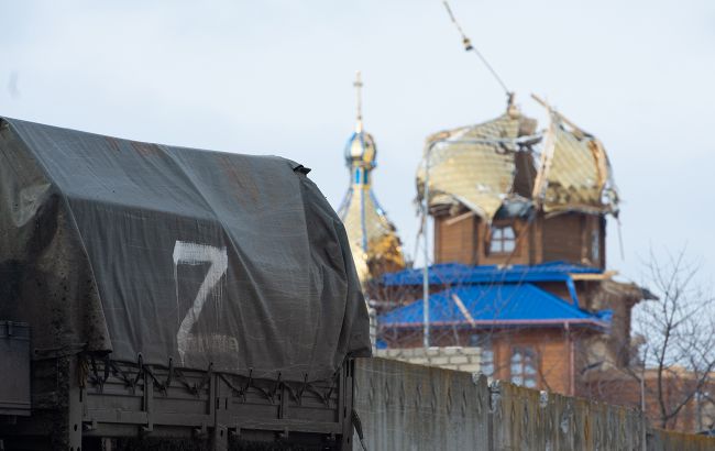 Оккупанты начали вывозить КамАЗами на РФ награбленное: грузят мебель, вазы, картины