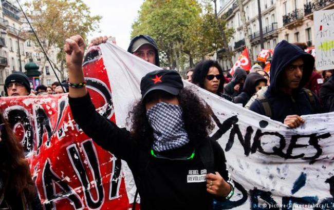 Во Франции митинг бюджетников собрал около 400 тыс. человек