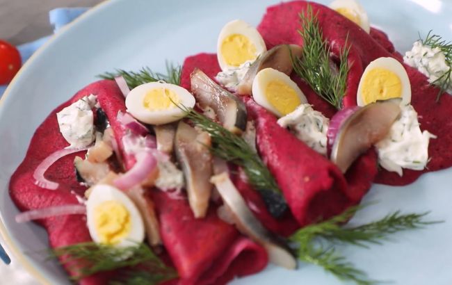 Рецепт розовых блинчиков с селедкой, которые точно удивят ваших гостей на Масленицу