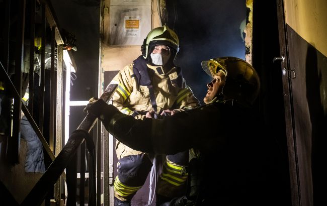 Частково зруйновано будинок, люди під завалами: які наслідки удару по Києву