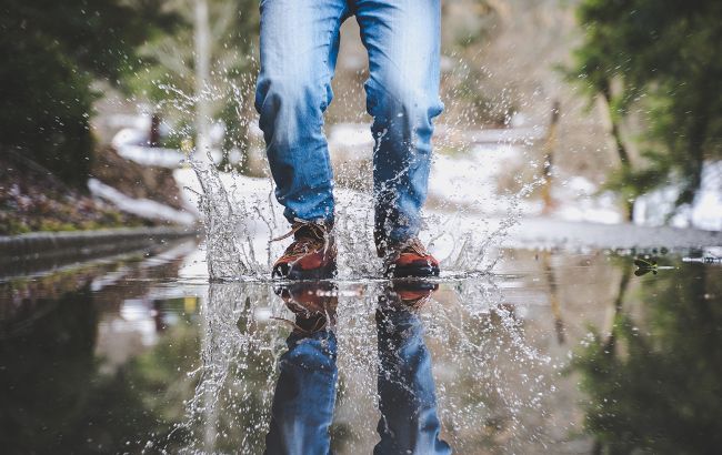 Прості способи висушити взуття після дощу: не ставте його на батарею