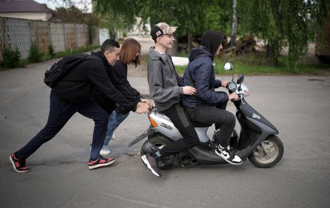 Сезон в розпалі. Водіям мотоциклів та скутерів нагадали про правила ПДР