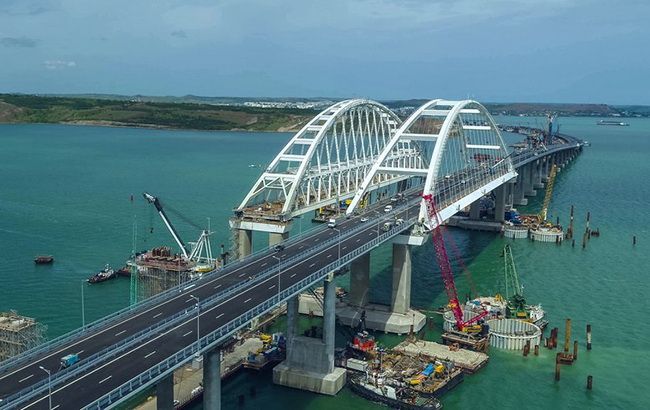 На Керченском мосту начали укладывать рельсы со стороны Керчи