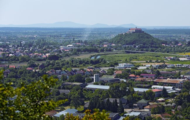 Лучше закрыть окна. В Мукачево ликвидируют последствия ракетного удара РФ