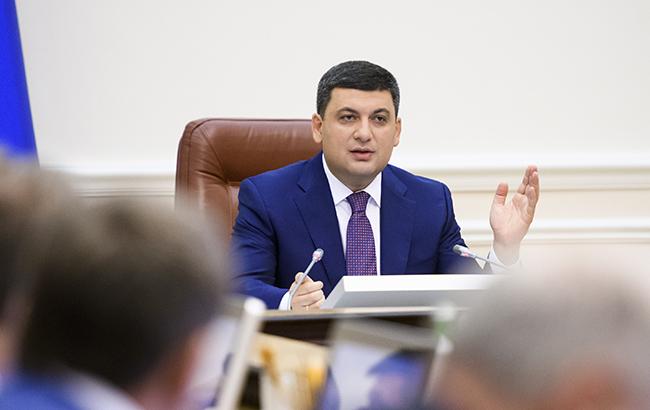 Гройсман анонсував перевірки Львівської митниці через масовий в'їзд авто на "євробляхах"