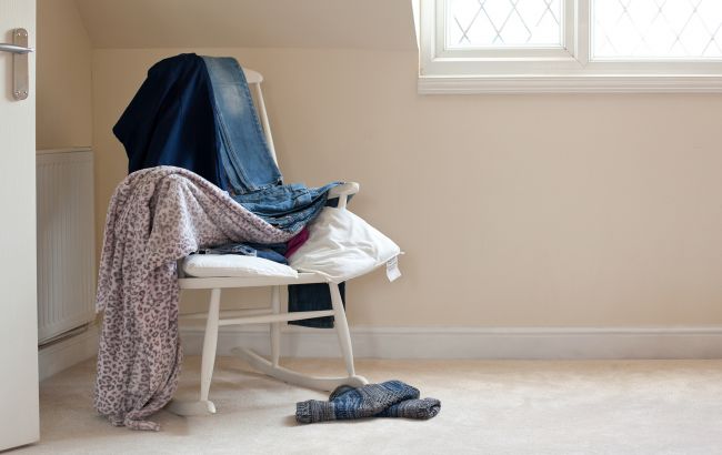 Використовуєте крісло замість шафи для одягу? Ось, як позбутися цієї звички