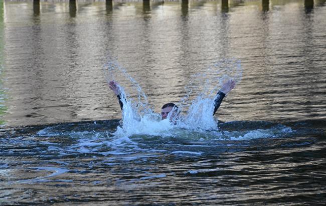 У Києві у озері потонув чоловік