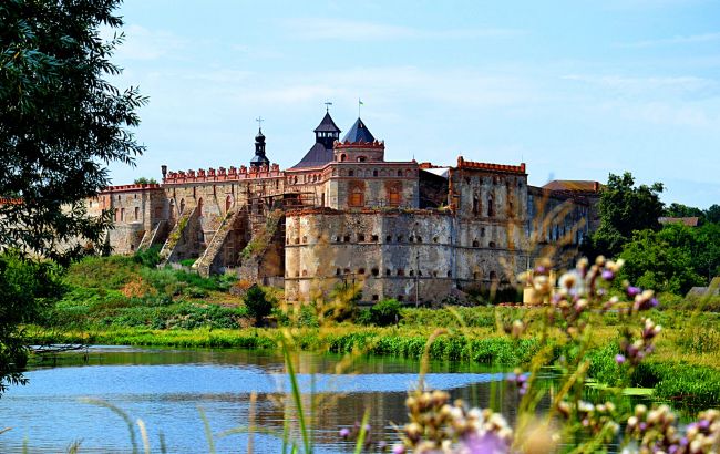 Середньовічна фортеця на Хмельниччині постраждала через обстріли росіян: що пошкоджене