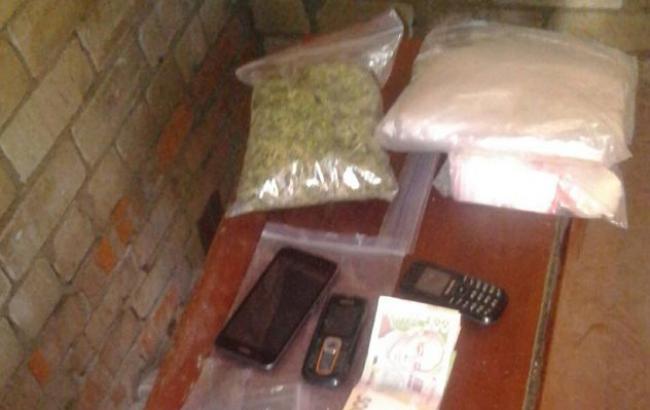 В Чернигове у мужчины изъяли наркотики и оружие на миллион гривен