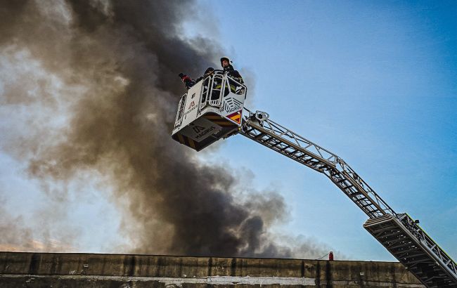 У Сумах росіяни вдарили дроном по пологовому будинку, загорівся дах