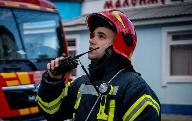 Росія вдарила по багатоповерхівці в Херсоні: почалась пожежа (відео)