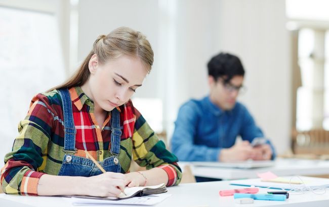 Початок навчання з серпня у школах і вишах. Експерт назвала плюси та мінуси