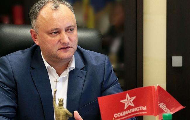 Экс-президент Румынии подал в суд на Додона