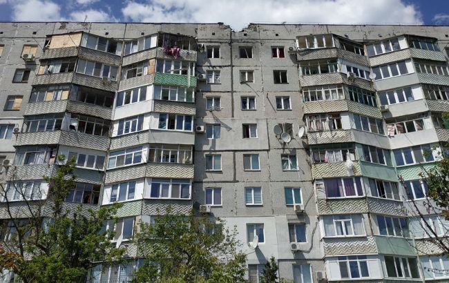 Російські окупанти вдарили артилерією по багатоповерхівці в Херсоні