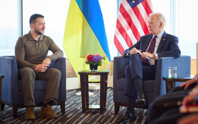 Зеленский встретился с Байденом на полях саммита G7