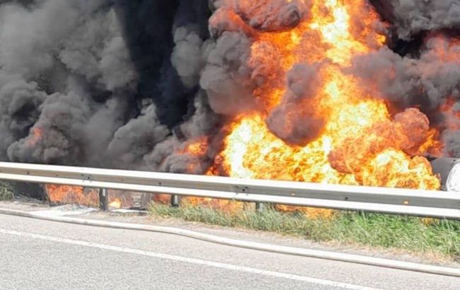 На трасі під Києвом масштабна пожежа: куди краще не їхати