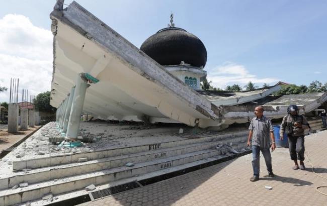 Число погибших в результате землетрясения в Индонезии увеличилось до 52 человек