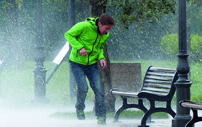 Улицы плывут, в такси не дозвониться: на жителей Николаева обрушился ливень (видео)